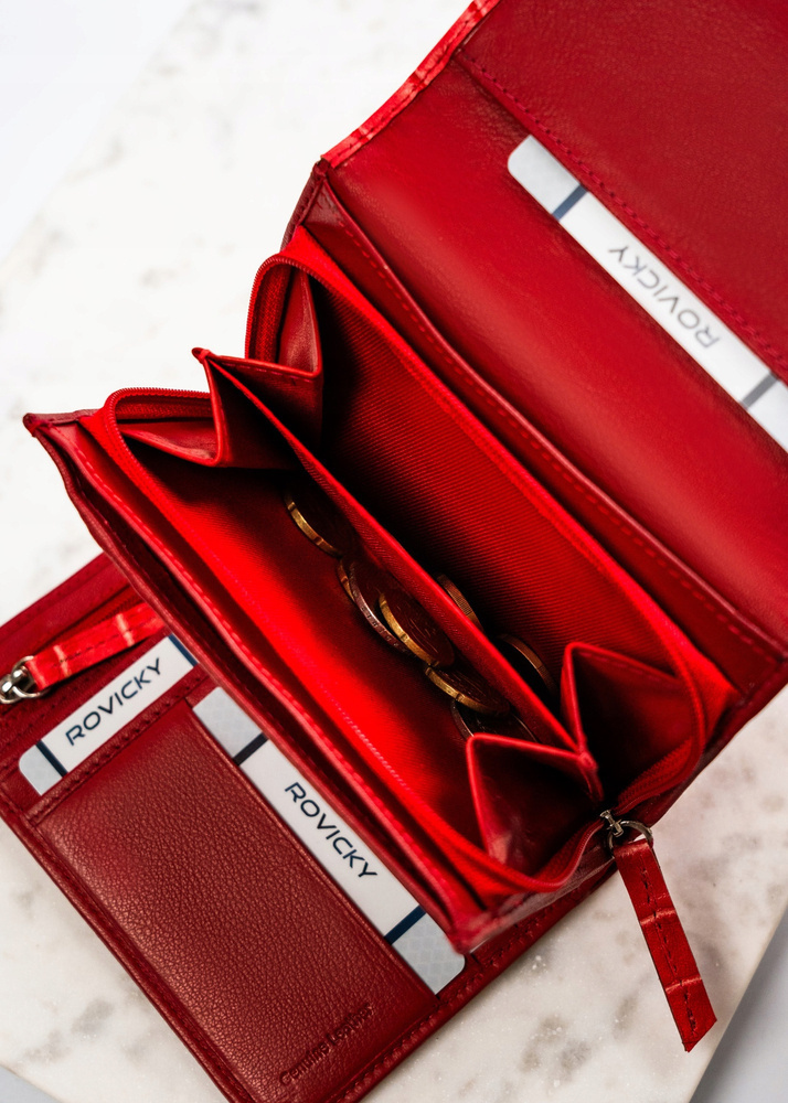 Otwarta kieszeń na bilon w czerwonym portfelu Rovicky RV-3412-SLA