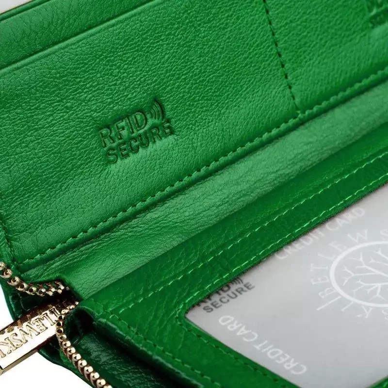 Zielony portfel damski Betlewski 1010801 ze skóry naturalnej - zbliżenie wnętrza z oznaczeniem RFID Secure i okienkiem