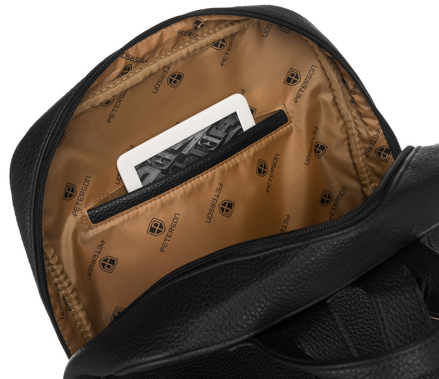 Wnętrze czarnego plecaka Peterson PL-29601 z tabletem w kieszeni
