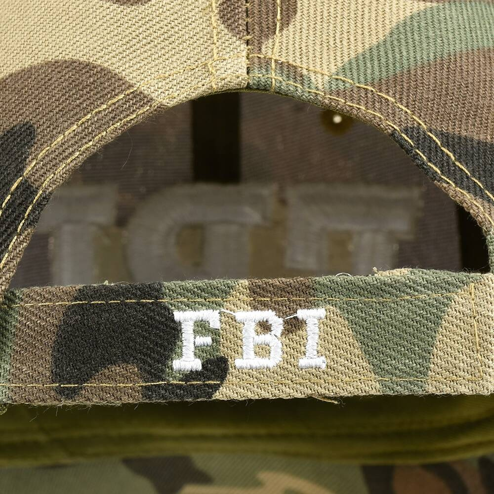 Zielona czapka Versoli CZ-M-20, tył czapki z haftem FBI nad zapięciem