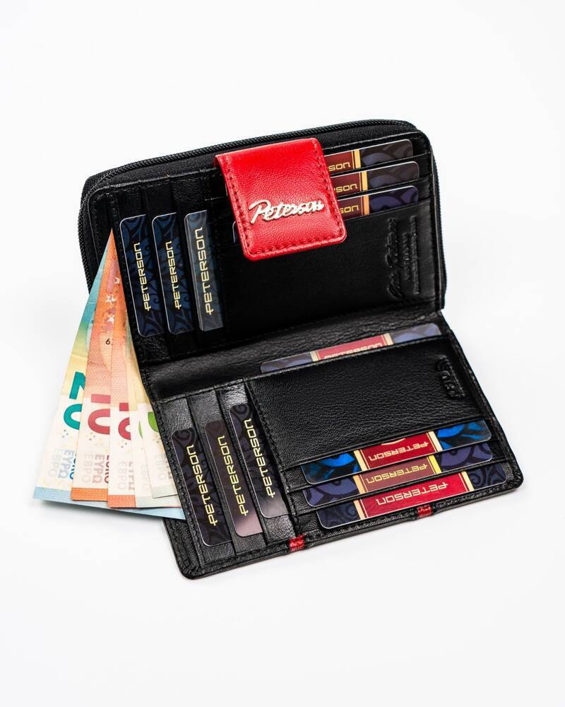 Otwarty czarny portfel Peterson KA-28 z kartami i banknotami