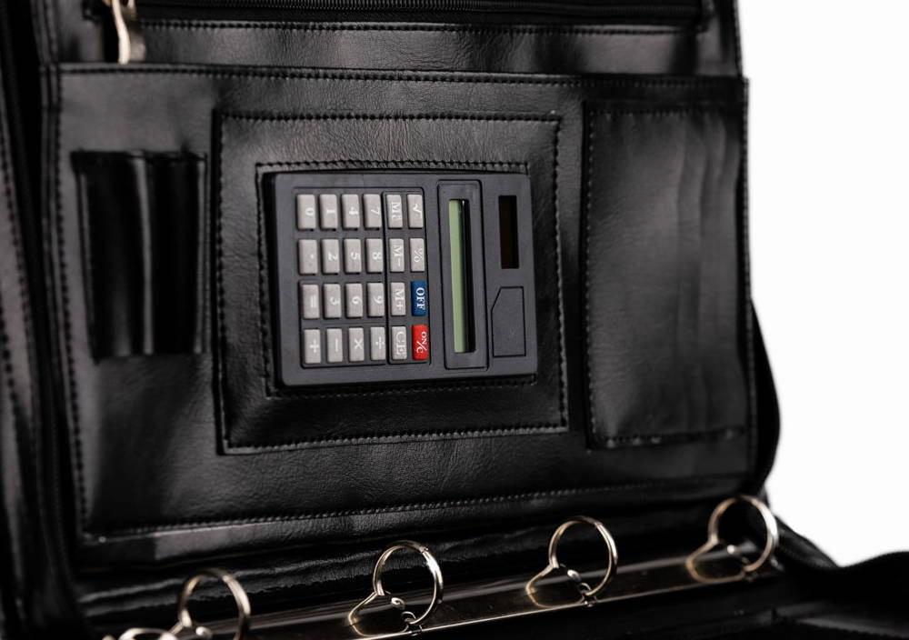 Aktówka ze skóry ekologicznej unisex Tizano BW04 biwuar z kalkulatorem A4 czarna - faktura materiału eko-skóry