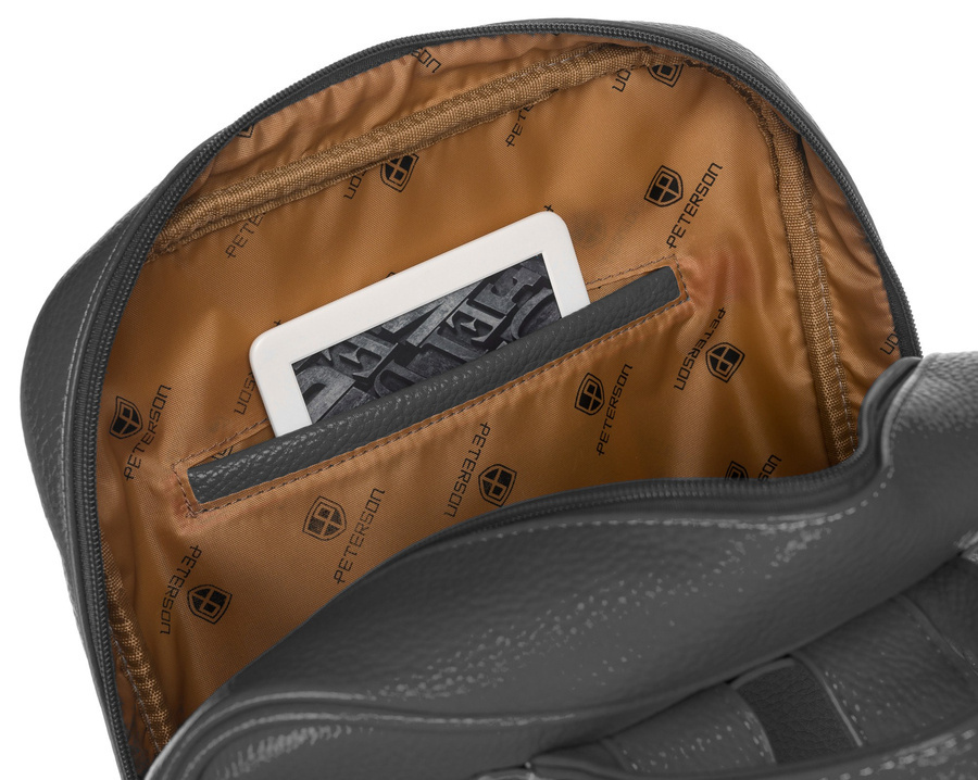 Wnętrze szarego plecaka Peterson PL-29601 z tabletem w kieszeni