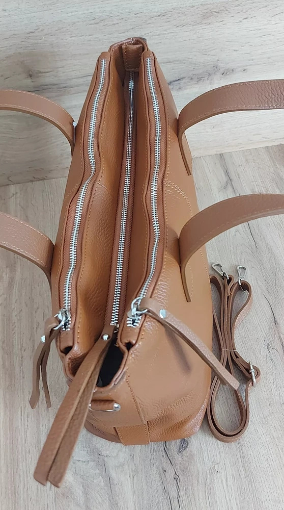 Torebka damska Vera Pelle WA554C camel z góry, z trzema zamkami błyskawicznymi i długim paskiem obok