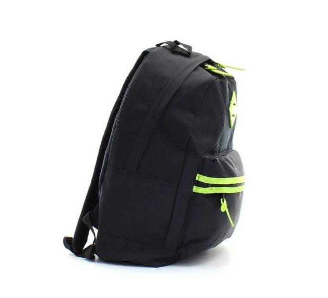 Czarny plecak Skechers Neonsplash z boku, z szelkami i neonowymi uchwytami suwaków