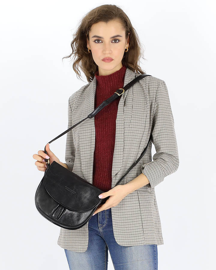 Mała torebka damska z naturalnej skóry - detal klapki i faktury