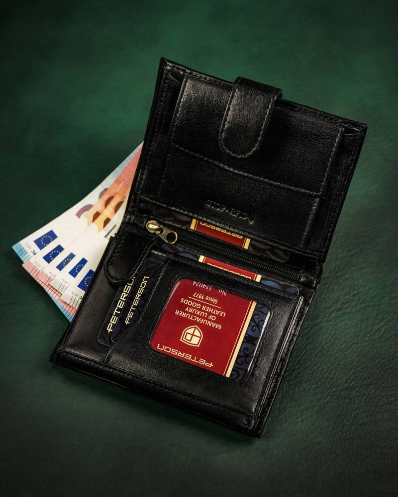 Otwarty czarny portfel Peterson 317Z-P z kartami i paszportem