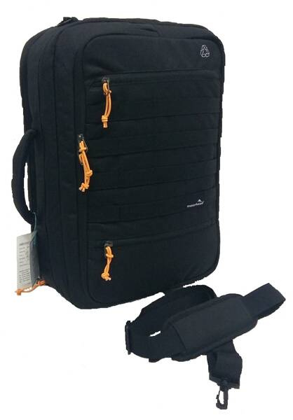 Czarny plecak MOORHEAD 3-Way Backpack pod kątem, z rączką z boku i paskiem na ramię z nakładką