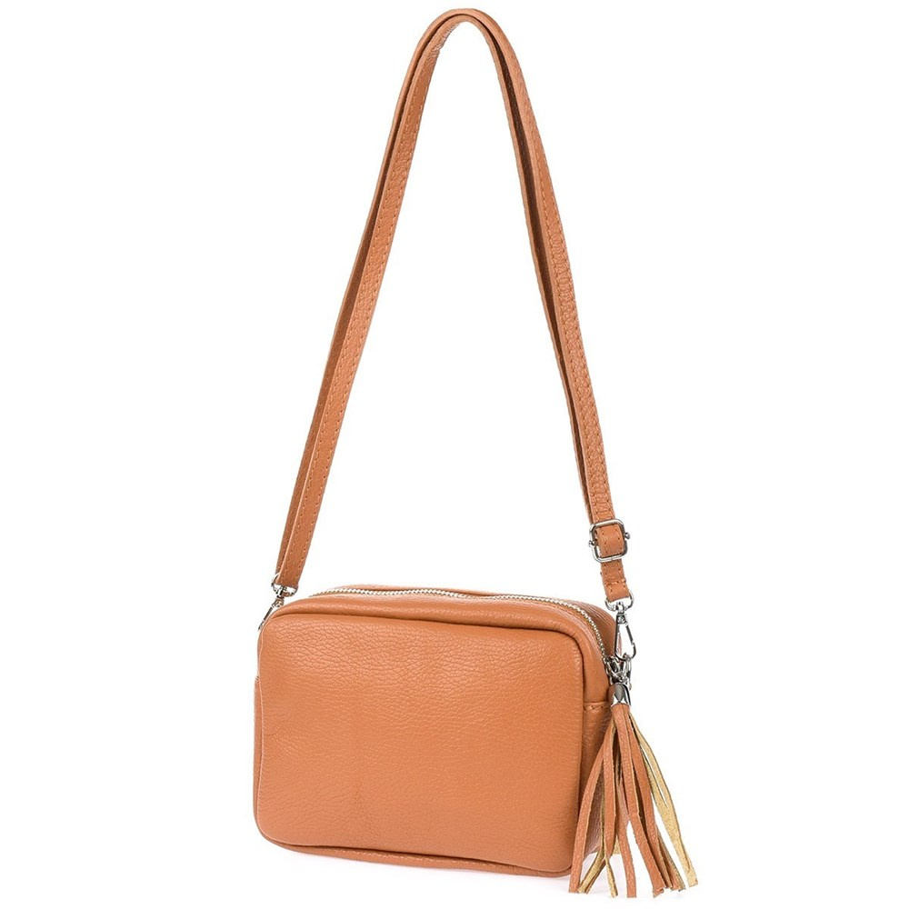 Listonoszka damska Vera Pelle C74 camel, na pasku, ujęcie z boku