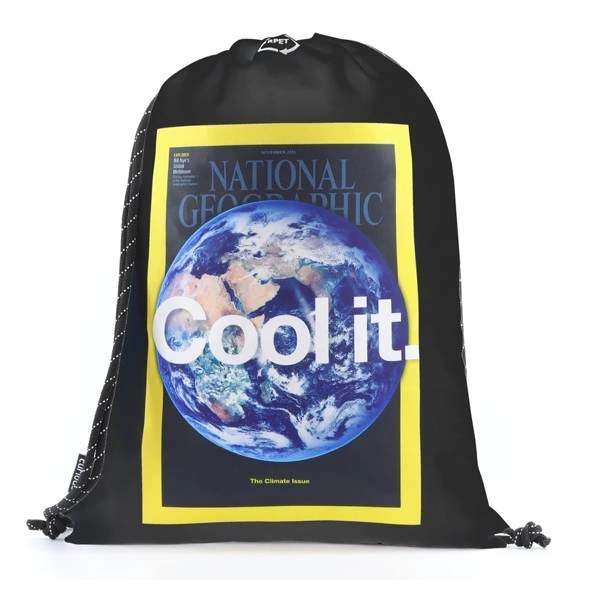 Czarny plecak miejski z poliestru National Geographic Earth 8906 z nadrukiem okładki magazynu Cool it i ściąganymi sznurkami