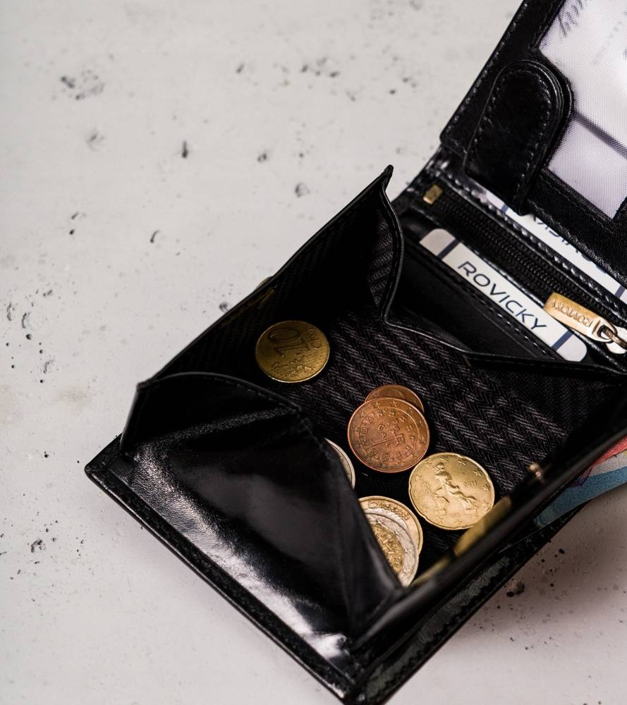 Otwarta kieszeń na monety w czarnym portfelu Peterson N61-VTP