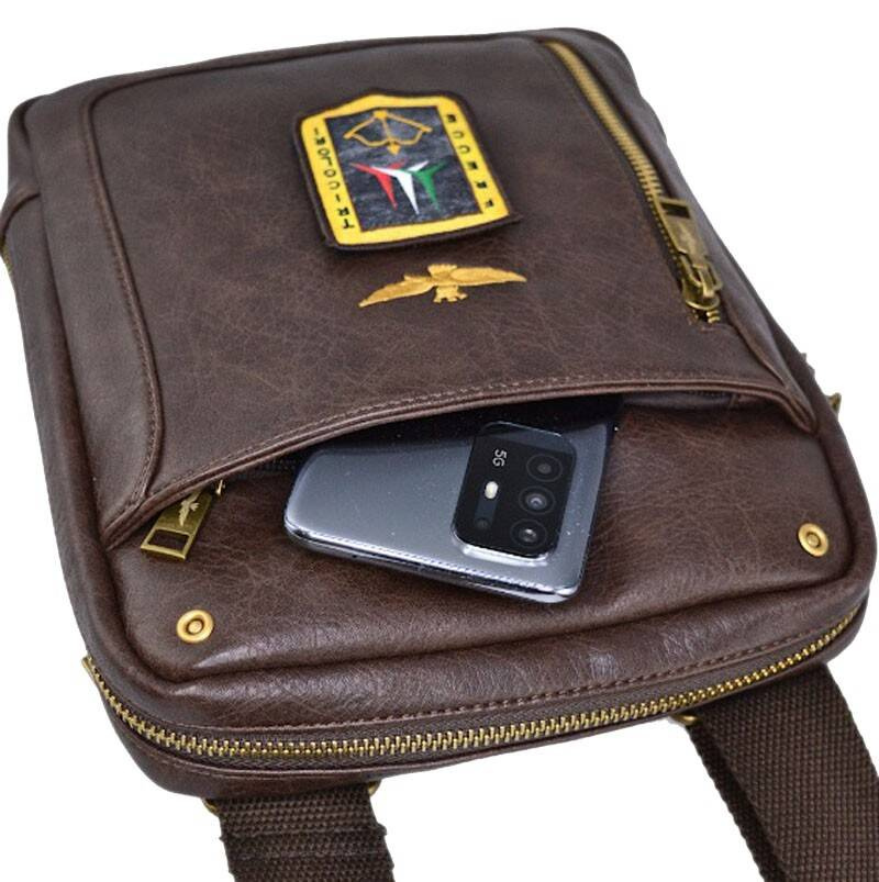 Skórzana męska saszetka miejska torba na ramię brązowa - Aeronautica Militare AM-471 MO - pasek na ramię i ergonomia noszenia