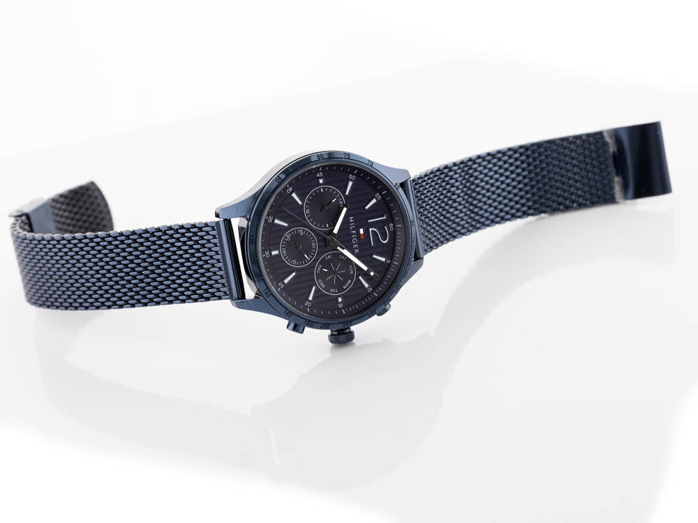 Niebieski zegarek męski Tommy Hilfiger 1791471 - zegarek leżący z rozłożoną bransoletą mesh