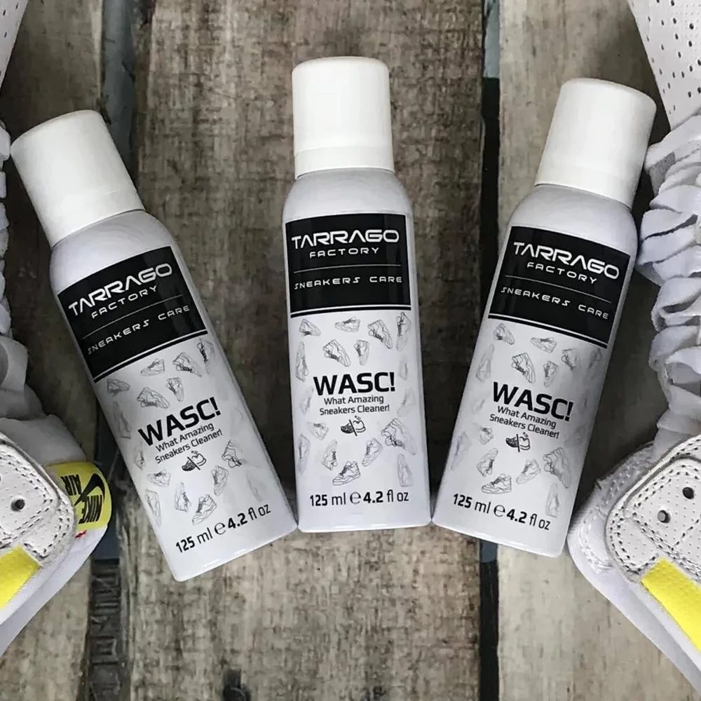 Cleaner do sneakersów Tarrago - trzy butelki na białych sneakersach