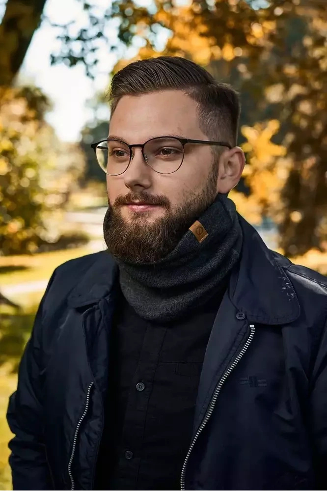 Komin zimowy męski Brodrene 9918 ciemnoszary - komin na szyi modela w jesiennym plenerze