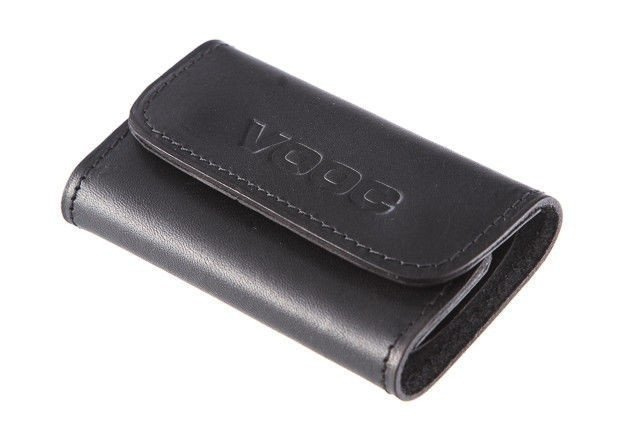 Czarne etui na klucze Vooc P10 zamknięte, z zakładaną klapką i tłoczonym logo marki