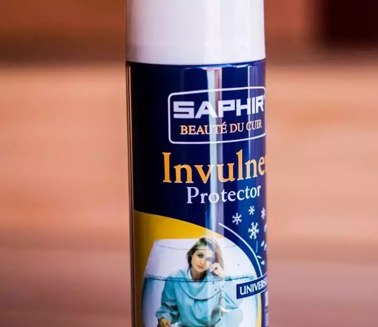 Protector w sprayu do skóry i tekstyliów Saphir - zbliżenie etykiety Invulner Protector