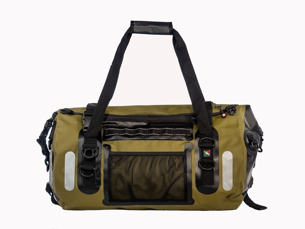Zielona torba Amphibious Voyager II 60L z drugiej strony, z kieszenią z siatki i dwiema rączkami