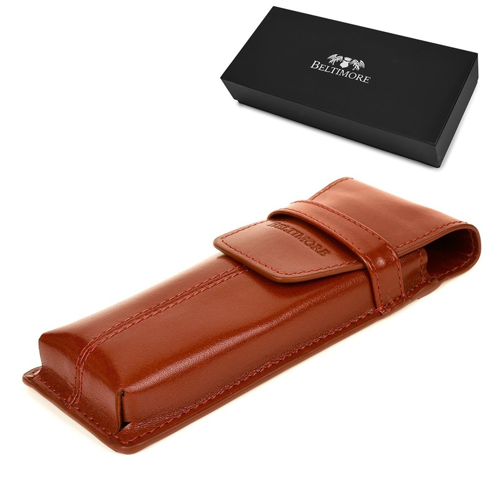 Brązowy piórnik Beltimore J03, etui z klapką, w tle pudełko Beltimore