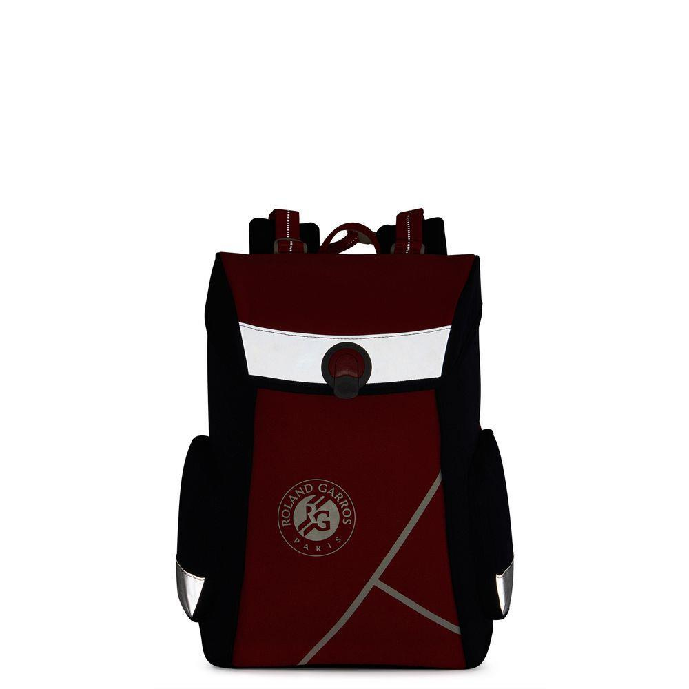 Czerwony plecak Delsey Back to School Roland-Garros z przodu, z logo Roland-Garros i zapięciem klapy