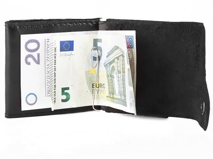 Czarny portfel Beltimore G66, rozłożony z banknotami w klipsie