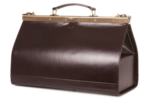 Torba lekarska skórzana unisex VOOC PK2 kufer lekarski A4 brązowa - zbliżenie na skórę i detale okuć