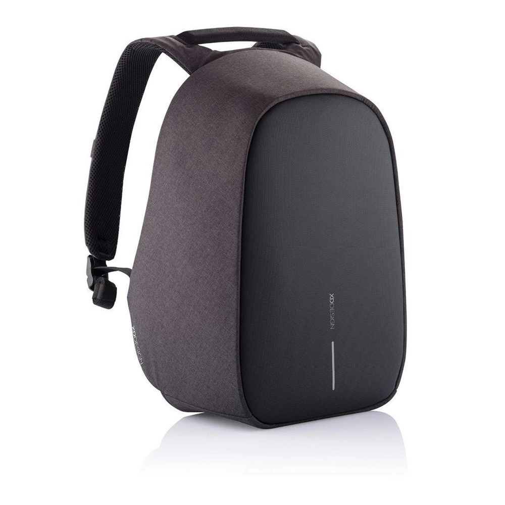 Czarny plecak XD Design Bobby Hero Small pod kątem, z gładkim przednim panelem i rączką u góry