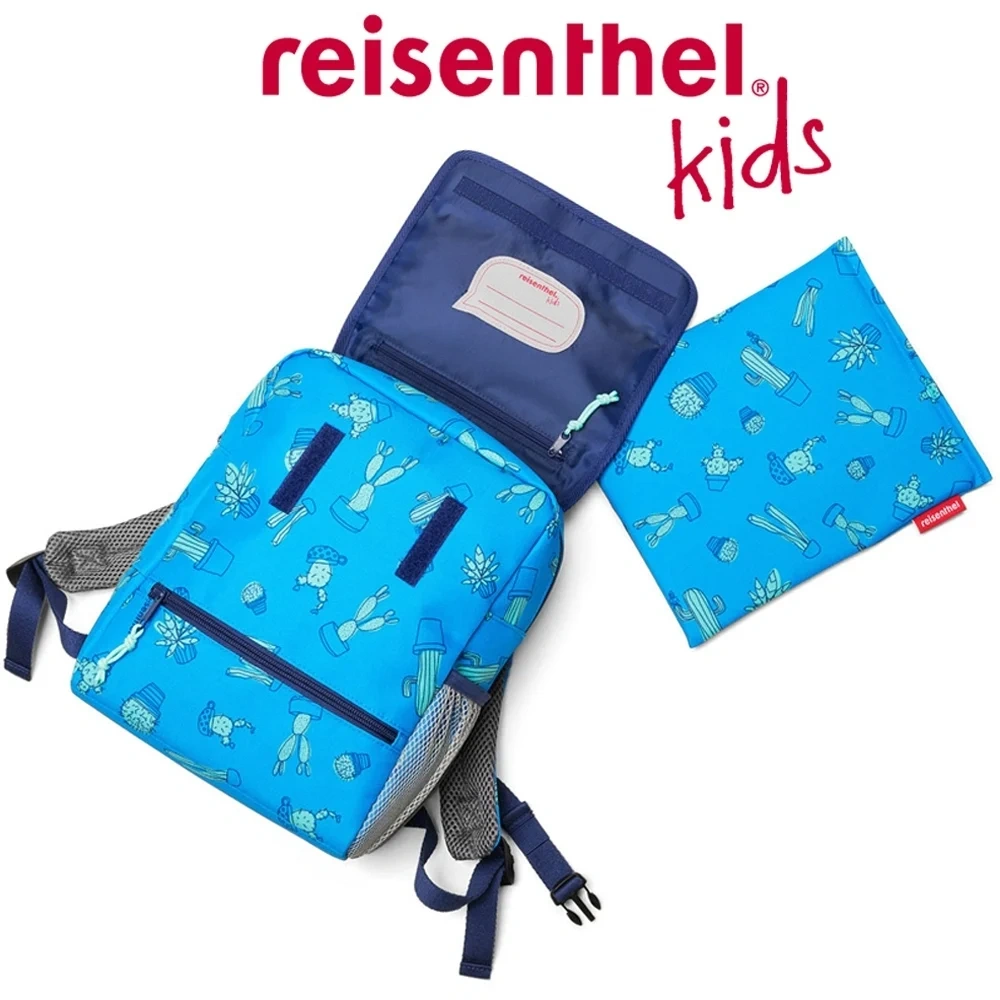 Niebieski plecak Reisenthel backpack kids z odchyloną klapą, kieszenią na zamek i miejscem na imię, obok saszetka