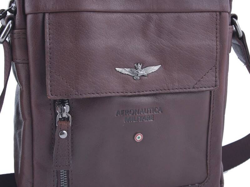 Brązowa torba Aeronautica Militare AM-303 w zbliżeniu na klapę z metalowym orłem, tłoczone logo i pionowy zamek