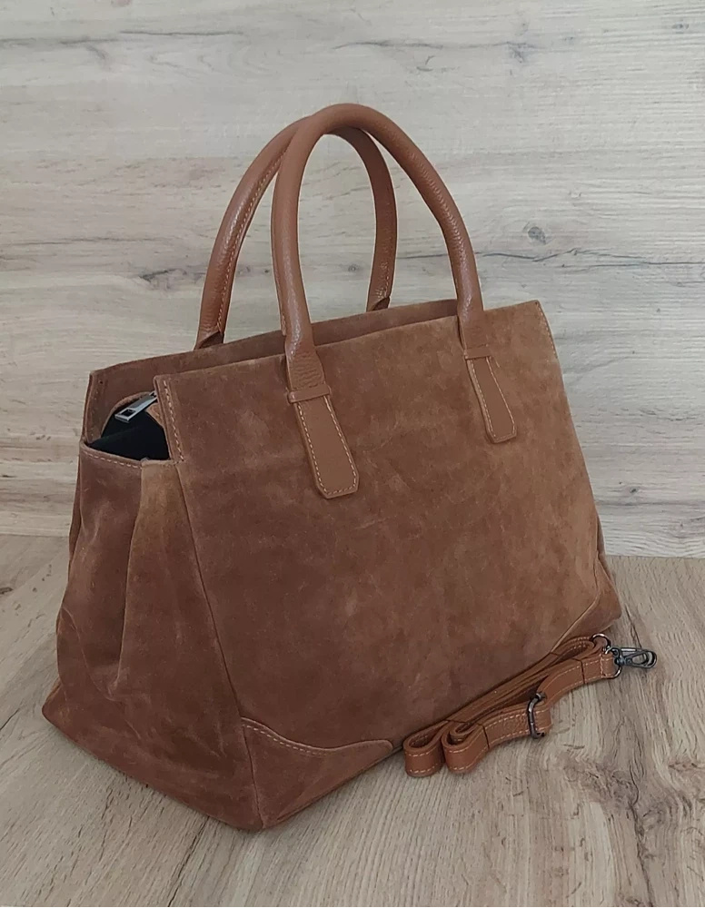 Torba skórzana zamszowa damska VERA PELLE WKXL85C pojemny kuferek A4 camel - detal zamszowej skóry i uchwytów