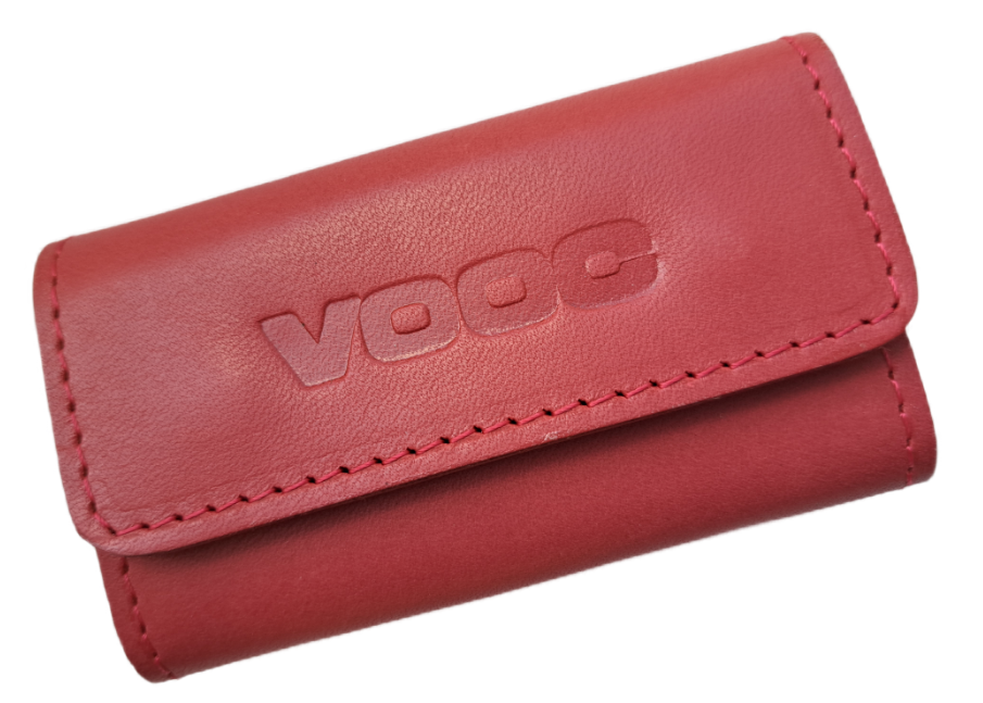 Malinowe etui na klucze Vooc P10 zamknięte, z tłoczonym logo VOOC na klapie i przeszyciem wzdłuż brzegów