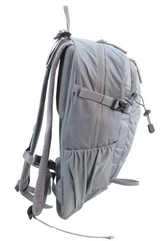 Szary plecak na co dzień Discovery Outdoor 611 z boku, z szelką i paskiem kompresyjnym z klamrą