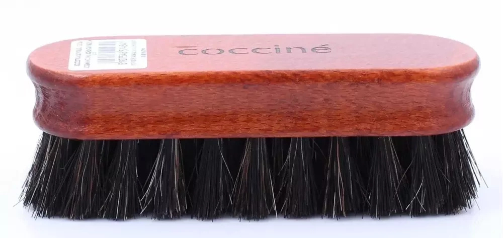 Szczotka do butów Coccine czarna - szczotka z boku, logo Coccine na drewnianej oprawie
