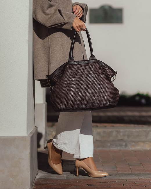 Wnętrze shopperki: bawełniana podszewka i kieszenie, w tym jedna na suwak