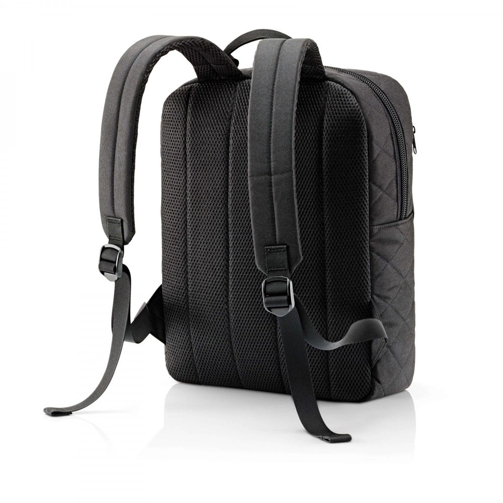 Czarny plecak Reisenthel classic backpack M z tyłu, z regulowanymi szelkami i siatkowym panelem na plecy