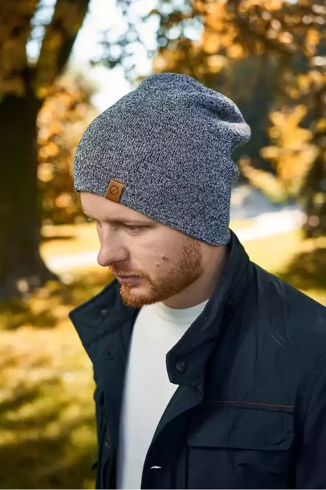 Czapka zimowa męska Brodrene 9915 jasnoszara - czapka na modelu w jesiennym plenerze