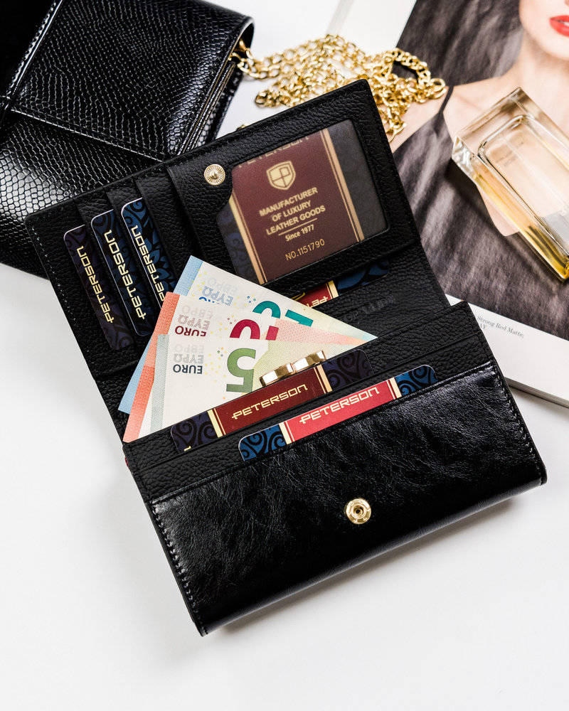 Otwarty czarny portfel Peterson ST-466 z kartami i banknotami