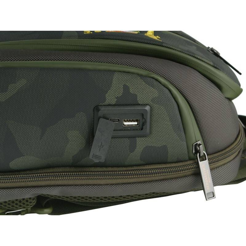 Zielony plecak Aeronautica Militare AM-523 w zbliżeniu na porty USB i USB-C z gumową zaślepką