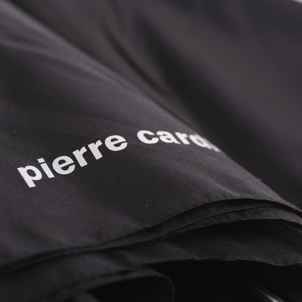 Czarny parasol Pierre Cardin Noire Easymatic Alupa w zbliżeniu na czaszę z logo Pierre Cardin