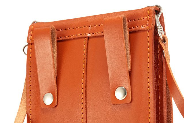 Saszetka skórzana juchtowa unisex VOOC P19 paszportówka na ramię mała brązowa - zbliżenie na skórę i detale