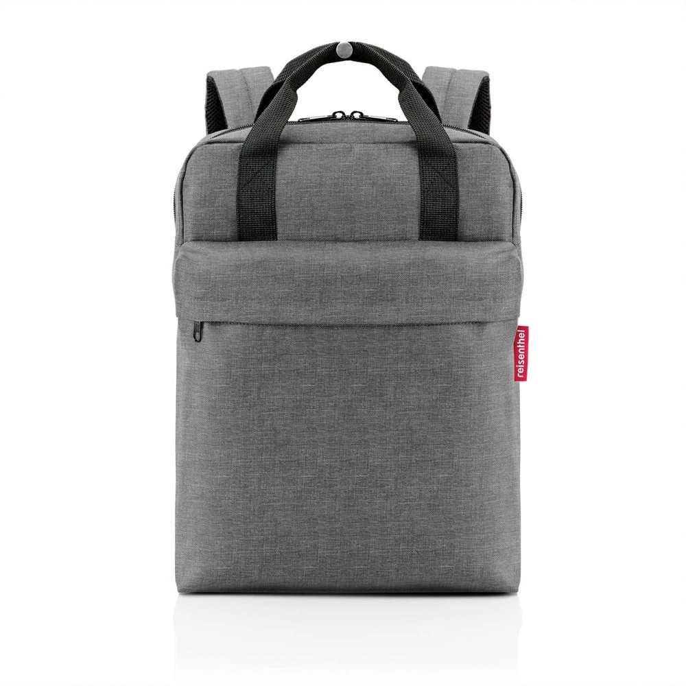 Szary plecak na laptopa Reisenthel allday backpack M z przodu, z kieszenią na zamek, czarnymi rączkami i czerwoną metką