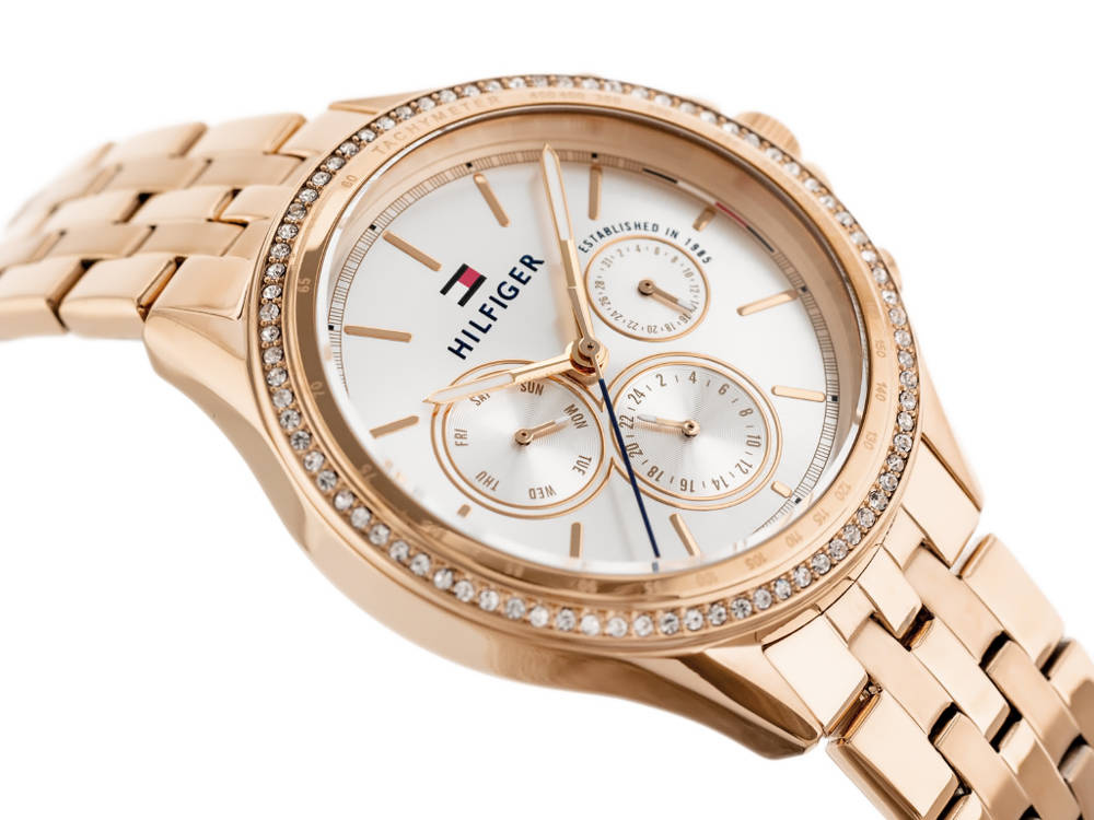 Zegarek damski Tommy Hilfiger 1781978 w kolorze różowego złota - zbliżenie tarczy i lunety z kryształkami