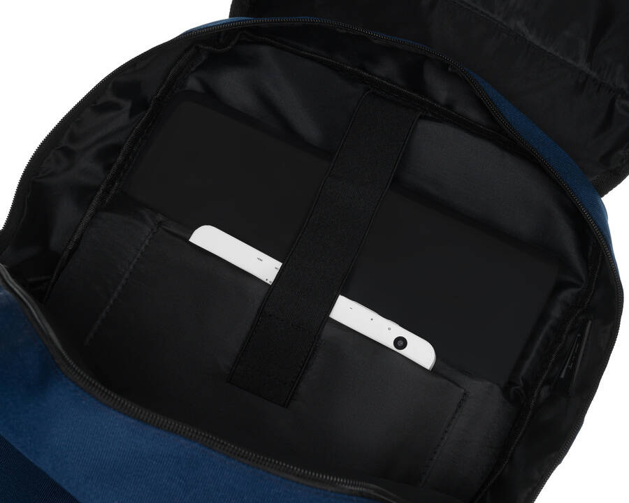 Kieszeń na laptopa w granatowym plecaku Peterson 77713
