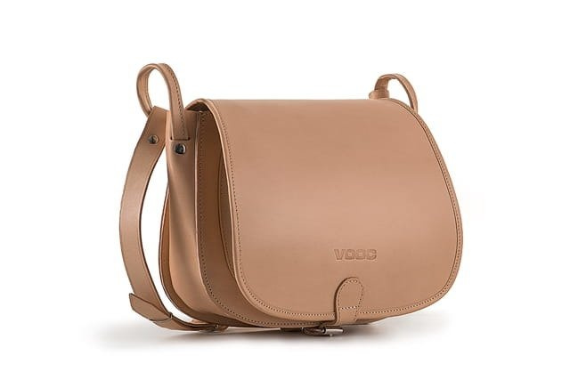Torebka skórzana z juchtu damska VOOC P27 listonoszka vintage mała naturalna - widok frontowy i detale klapy
