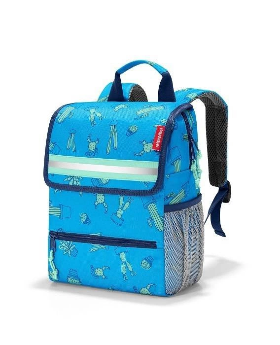 Niebieski plecak dziecięcy Reisenthel backpack kids z klapą z pasem odblaskowym i boczną kieszenią z siatki