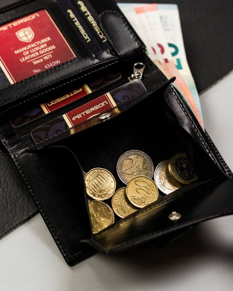 Kieszeń piekiełko na monety w czarnym portfelu Peterson 324Z-PR