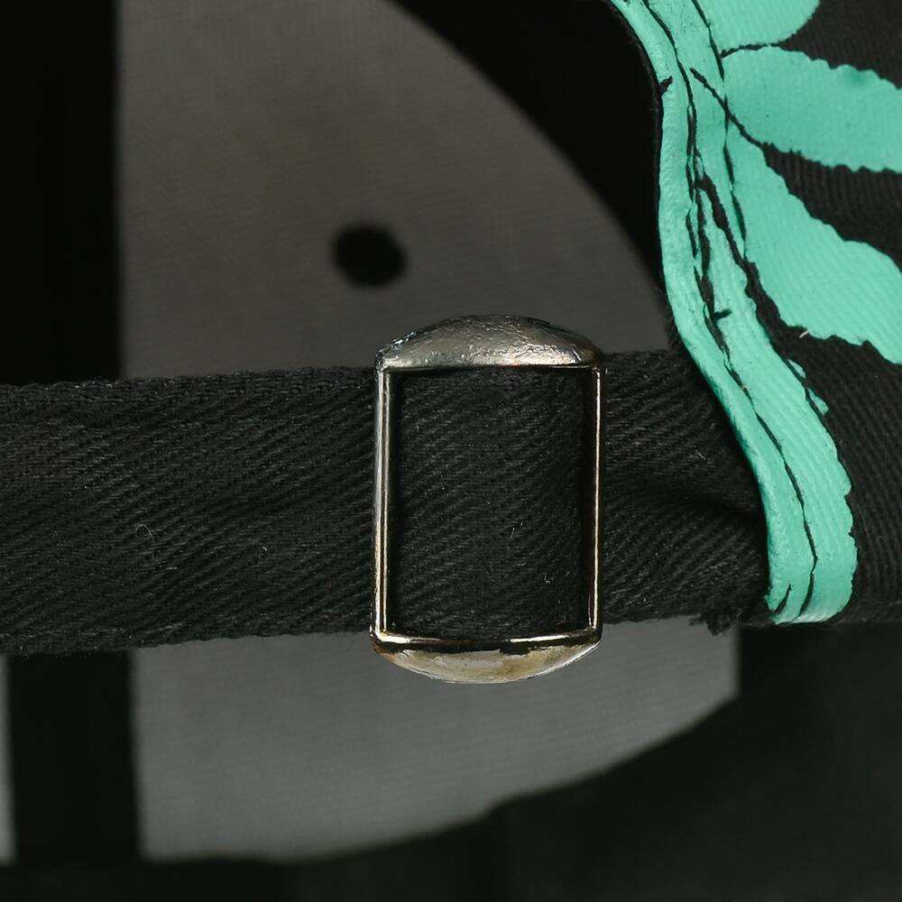 Czarno-zielona czapka Jordan Kerr CZ-M-51, zbliżenie metalowej sprzączki regulacji z tyłu