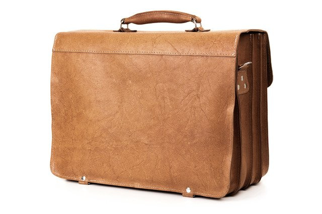 Teczka męska Vooc TC12 camel od tyłu, z rączką do noszenia w dłoni