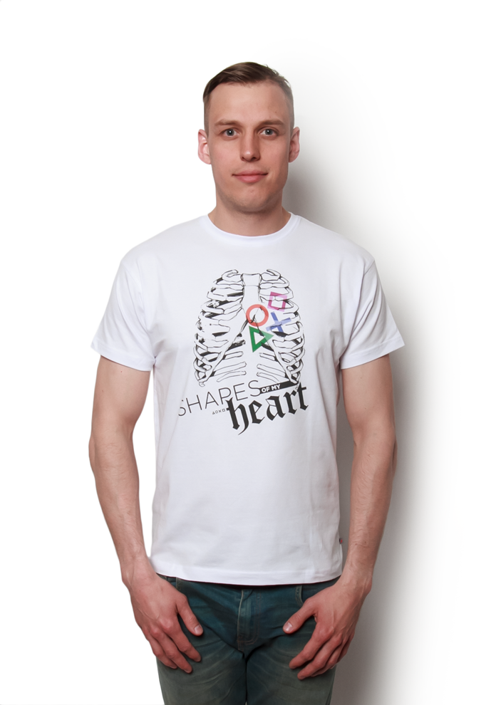 Biała koszulka z nadrukiem Shapes of my heart, widok z przodu na modelu