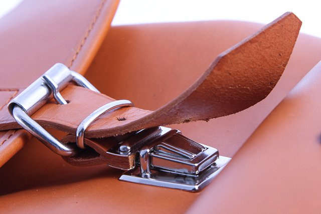 Plecak skórzany unisex ze skóry juchtowej VOOC P38 vintage duży cognac - detal skóry i przeszyć